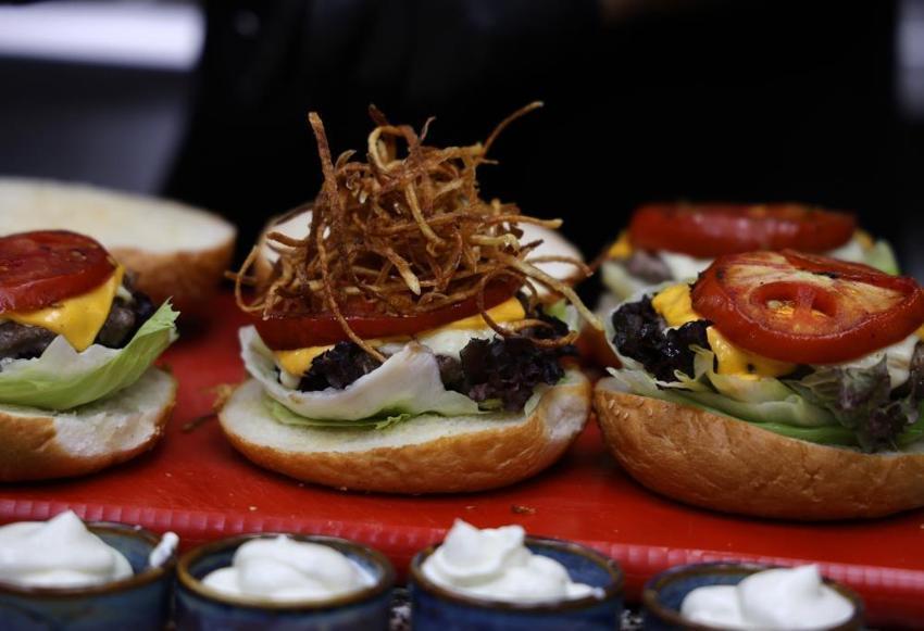 Fast food lezzeti hamburger Adanalı kebapçıların menülerine de girdi! Talep yağıyor adeta yok satıyor