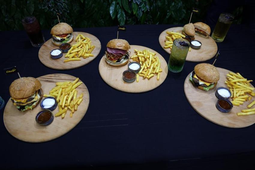 Fast food lezzeti hamburger Adanalı kebapçıların menülerine de girdi! Talep yağıyor adeta yok satıyor