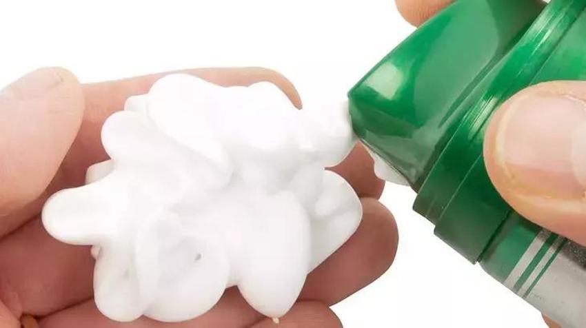 Ev temizliğinde tıraş köpüğü kullanırsanız ne olur? Döktüğünüz yeri ışıl ışıl yapıyor