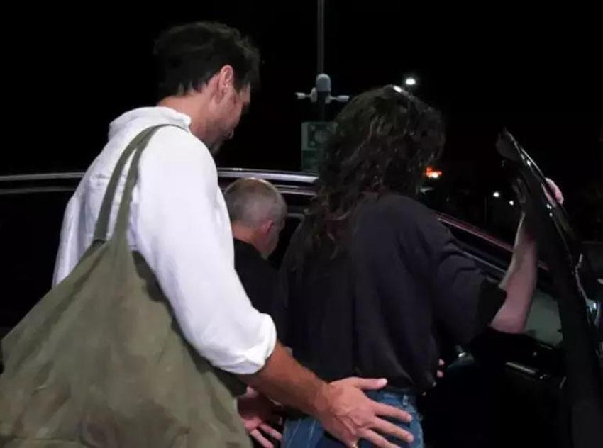 Birce Akalay sevgilisiyle hastaneye gitti! Sette kaza geçirmiş