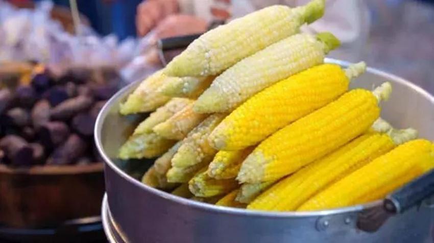 Taze süt mısırını kaynatmada inanılması güç tüyo; Suya 1 kaşık ekleyince saatlerce bekletmiyor