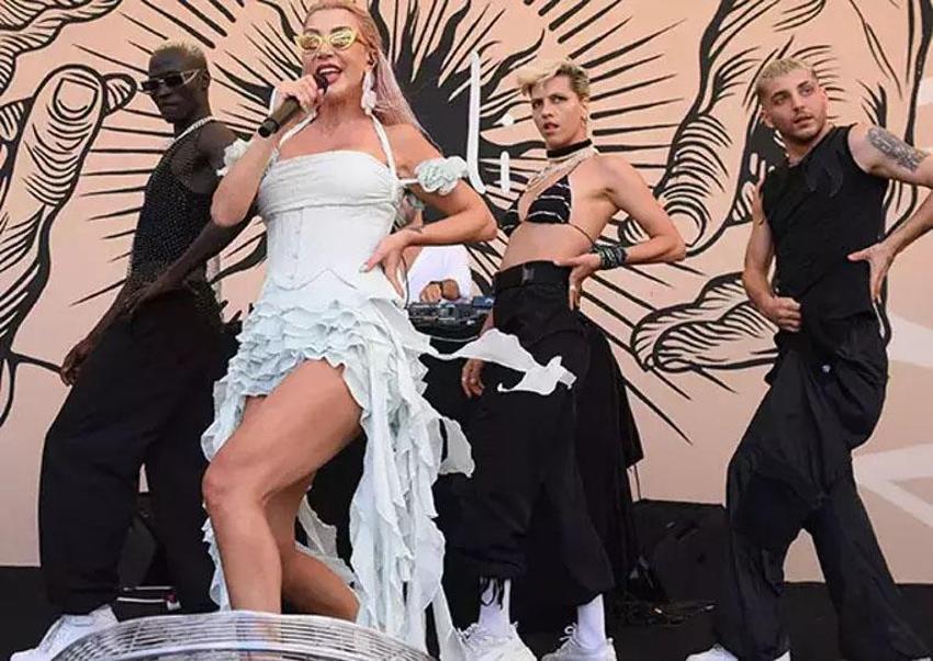 Hande Yener ve Demet Akalın aynı sahnede! "Sana vereyim bu parçayı, çok yakıştı”