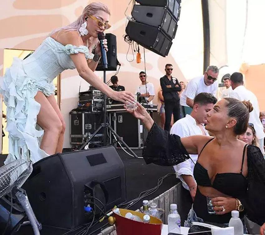 Hande Yener ve Demet Akalın aynı sahnede! "Sana vereyim bu parçayı, çok yakıştı”