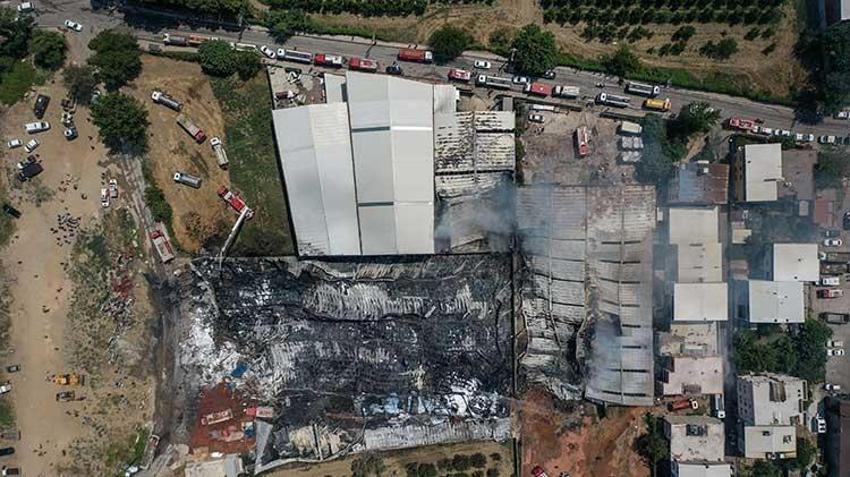 Bursa'da 3 fabrikada yangın! Geri dönüşüm tesisinden yayılan yangın söndürüldü