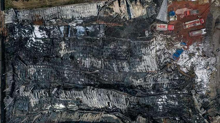 Bursa'da 3 fabrikada yangın! Geri dönüşüm tesisinden yayılan yangın söndürüldü