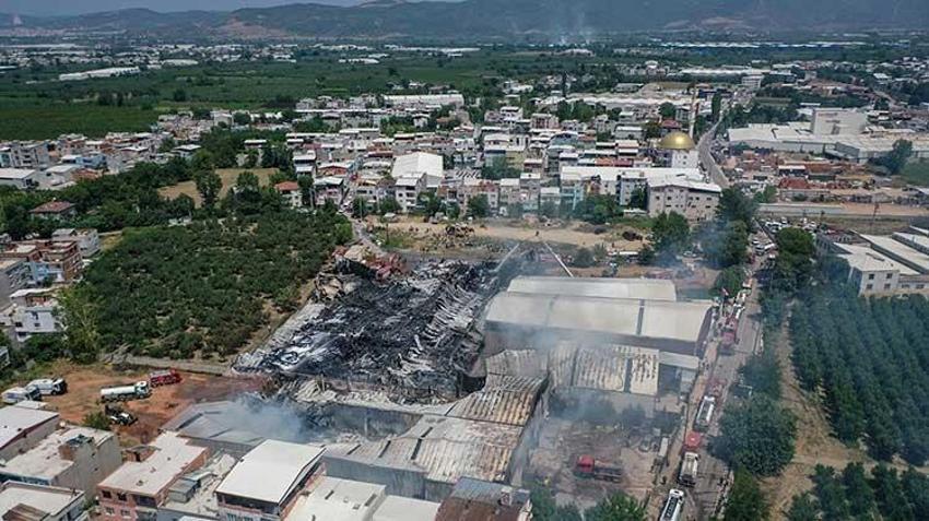 Bursa'da 3 fabrikada yangın! Geri dönüşüm tesisinden yayılan yangın söndürüldü