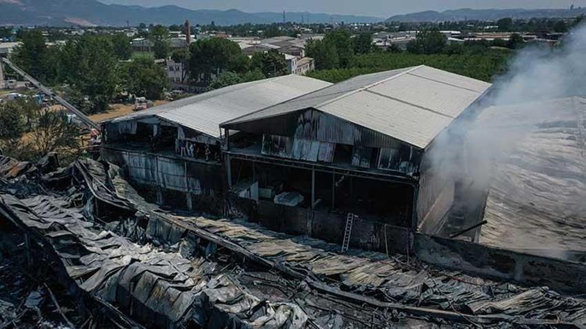 Bursa'da 3 fabrikada yangın! Geri dönüşüm tesisinden yayılan yangın söndürüldü
