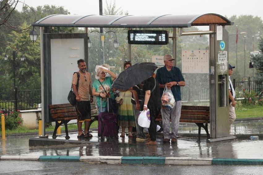 Son meteoroloji raporu yayınlandı 15 şehir için kuvvetli sağanak yağış uyarısı yapıldı
