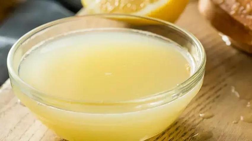 Makineden kirli çıkan bulaşıkları pırım pırım parlatıyor! Asıl maharet parlatıcı da değil, bir bardak limon suyunda!
