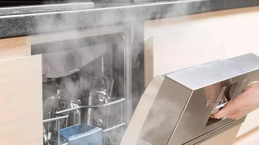 Makineden kirli çıkan bulaşıkları pırım pırım parlatıyor! Asıl maharet parlatıcı da değil, bir bardak limon suyunda!