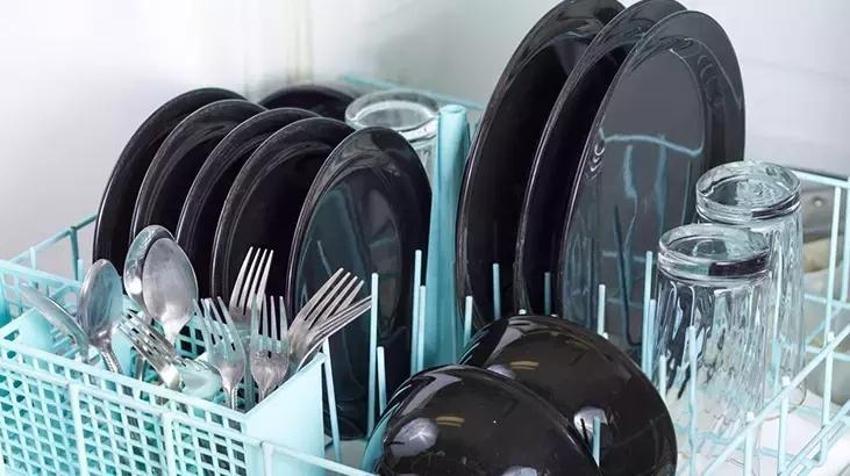 Makineden kirli çıkan bulaşıkları pırım pırım parlatıyor! Asıl maharet parlatıcı da değil, bir bardak limon suyunda!