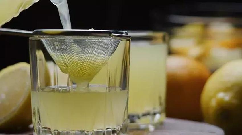 Makineden kirli çıkan bulaşıkları pırım pırım parlatıyor! Asıl maharet parlatıcı da değil, bir bardak limon suyunda!
