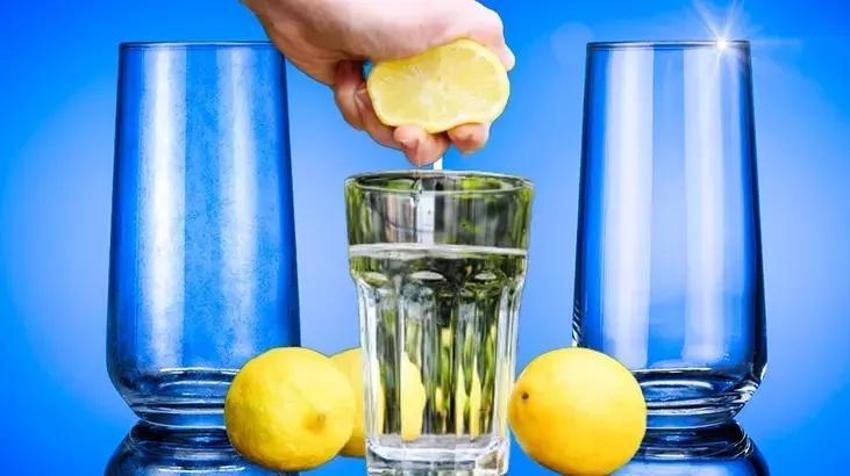 Makineden kirli çıkan bulaşıkları pırım pırım parlatıyor! Asıl maharet parlatıcı da değil, bir bardak limon suyunda!