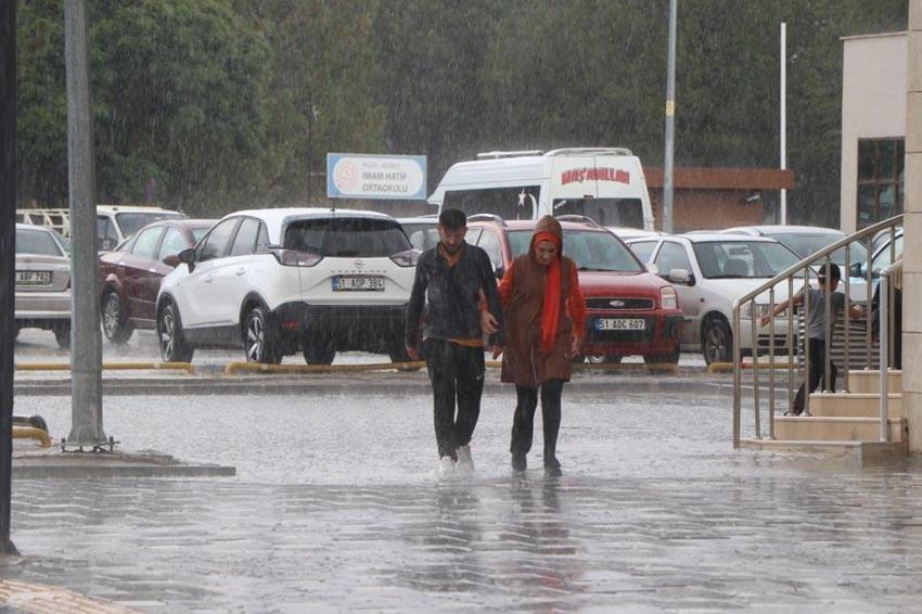 18 şehirde sağanak yağışlar etkili olacak! Meteoroloji sel ve su taşkınlarına karşı uyardı
