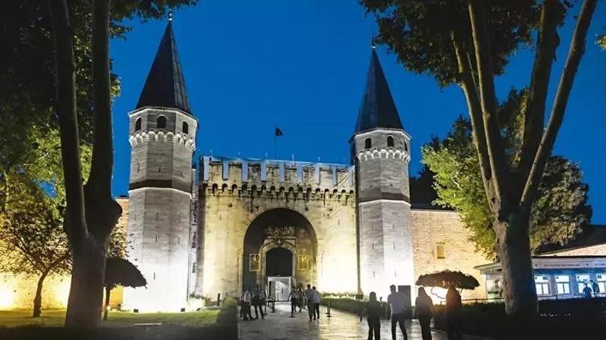 Topkapı Sarayı'nda sergilenen gömleklerin şifresi çözüldü! Müneccim katkısı var, ebcet hesabı yapılmış! İlber Ortaylı: Padişahlar bu nedenle giymiş olabilirler!