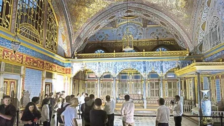 Topkapı Sarayı'nda sergilenen gömleklerin şifresi çözüldü! Müneccim katkısı var, ebcet hesabı yapılmış! İlber Ortaylı: Padişahlar bu nedenle giymiş olabilirler!