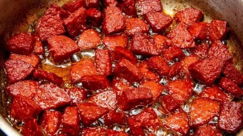 Sucuğu tavada yakmadan lokum gibi yapıyor; Şeflerin değil ev hanımlarının sırrı