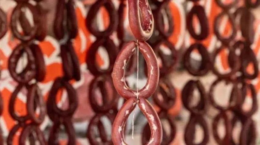 Sucuğu tavada yakmadan lokum gibi yapıyor; Şeflerin değil ev hanımlarının sırrı