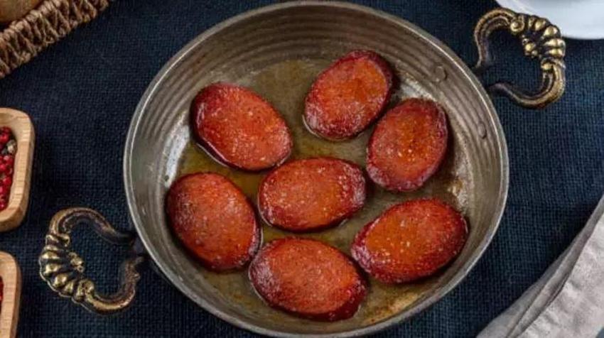 Sucuğu tavada yakmadan lokum gibi yapıyor; Şeflerin değil ev hanımlarının sırrı