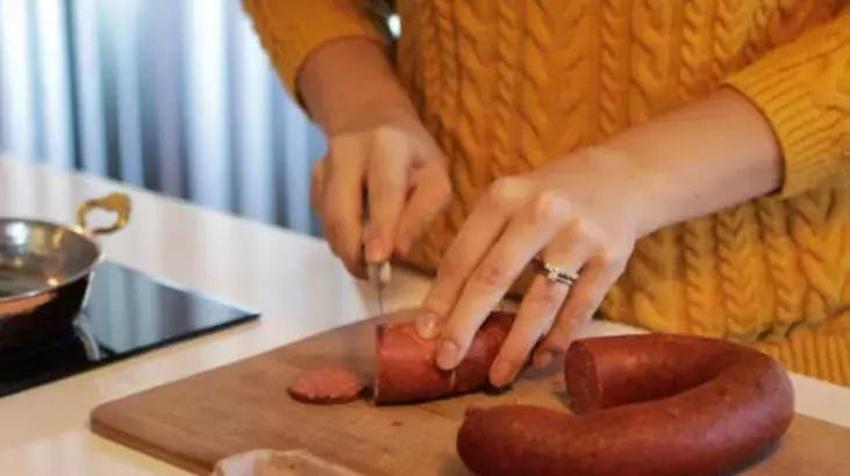 Sucuğu tavada yakmadan lokum gibi yapıyor; Şeflerin değil ev hanımlarının sırrı