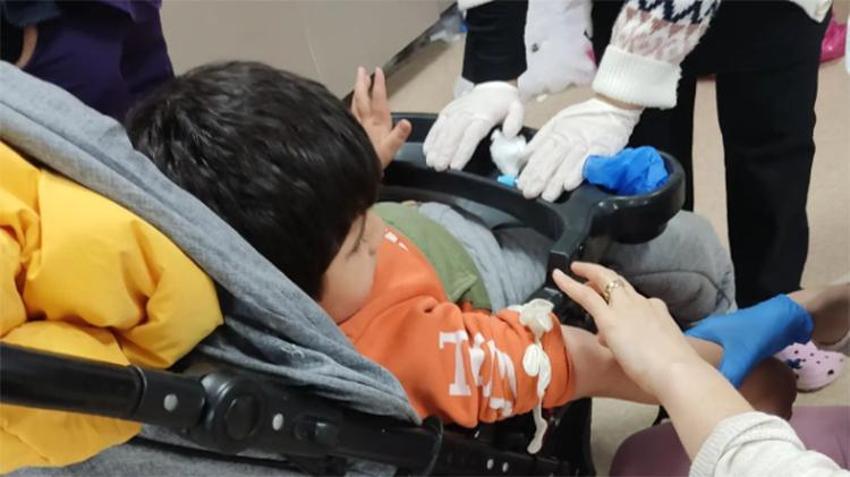 Adana’da fedakârlık örneği: Örgü yapıp satarak oğlunun hastane masraflarını karşılıyor, Tek bir isteği var