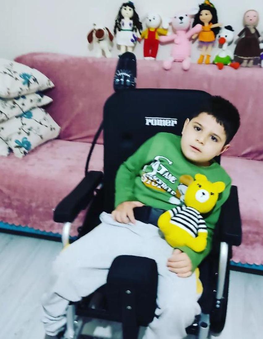 Adana’da fedakârlık örneği: Örgü yapıp satarak oğlunun hastane masraflarını karşılıyor, Tek bir isteği var