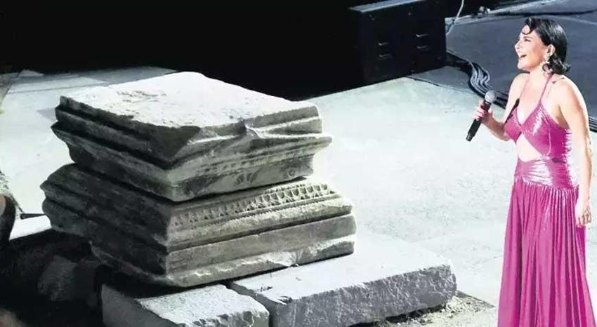 Göksel'e antik mezar uyarısı! "Kuliste sanatçıları uyaran bir yazı olsun"