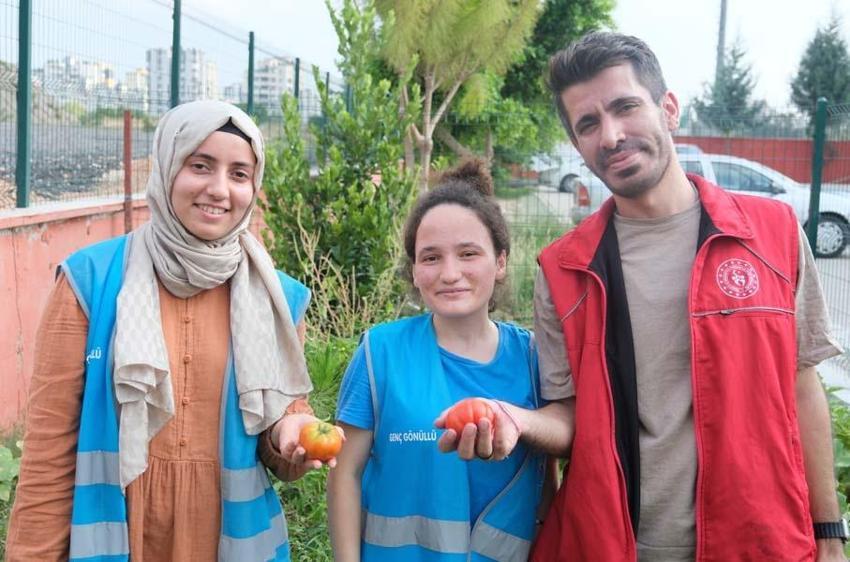 Adana Gençlik Merkezi üretiyor, çocuklar ücretsiz şekilde afiyetle yiyor