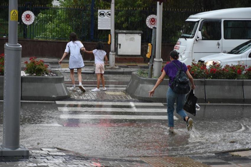 Son dakika sağanak yağış uyarısı Meteororloji'den geldi! 18 il için sel, su baskını ve kuvvetli rüzgar uyarısı...
