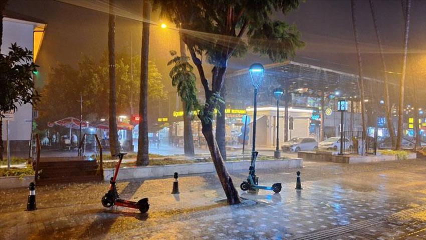 Son dakika sağanak yağış uyarısı Meteororloji'den geldi! 18 il için sel, su baskını ve kuvvetli rüzgar uyarısı...