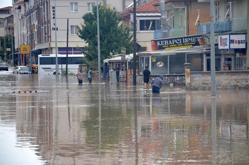 Son dakika sağanak yağış uyarısı Meteororloji'den geldi! 18 il için sel, su baskını ve kuvvetli rüzgar uyarısı...