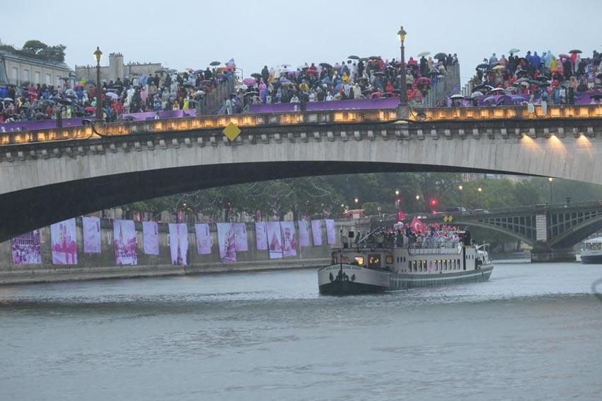 Paris 2024 Olimpiyat Oyunları'nda görkemli açılış! Oyunlar tarihinde bir ilk gerçekleşti