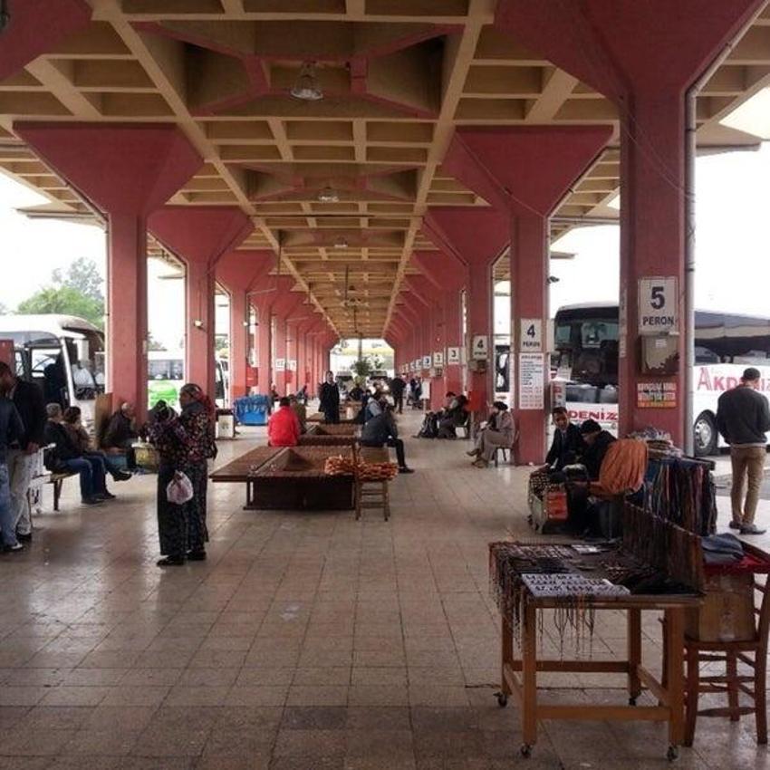 Otobüsten inen yabancıyı saniyesinde tanıyorlar! Adana otogarında ilginç gelenek: Yolcular dikkat