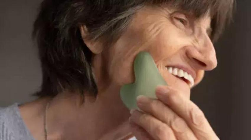51 yaşında yüzünde tek bir gülme çizgisi kalmadı! Yaşlanmayı yavaşlatan dahice fikir: İğneye gerek bırakmayan en güvenli yöntem dedi!