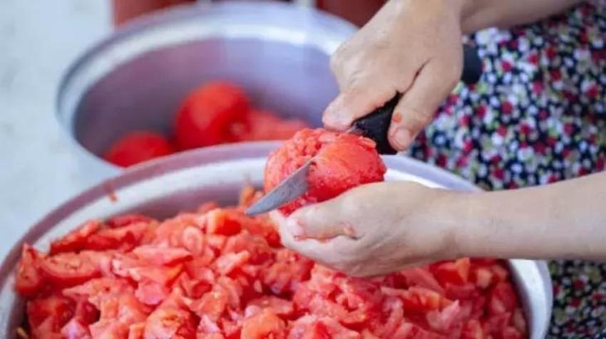 Kışlık domates yapımında el değmemiş tüyo; Bunu yapmayan ev hanımı yok! İşi sırrı kavanozda: Kış boyunca ağız sulandırıyor
