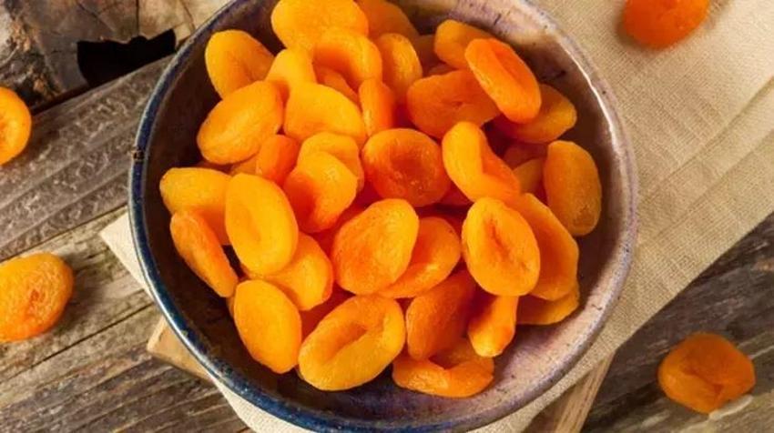 Her yaz komşudan istenir, yarım bardak tüketen ömrüne 10 yıl ekler! İbn-i Sina'nın listesinde 1 numarada yer alıyor: Kurutulunca vitamini, minerali artıyor
