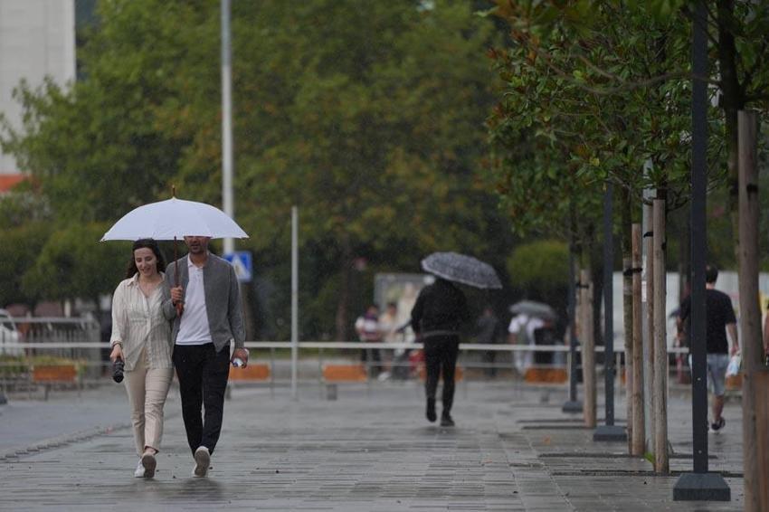 Meteoroloji'den birçok il için sağanak yağış uyarısı yapıldı! Uzman isim açıkladı: Afrika'dan eyyam-ı bahur sıcakları geliyor