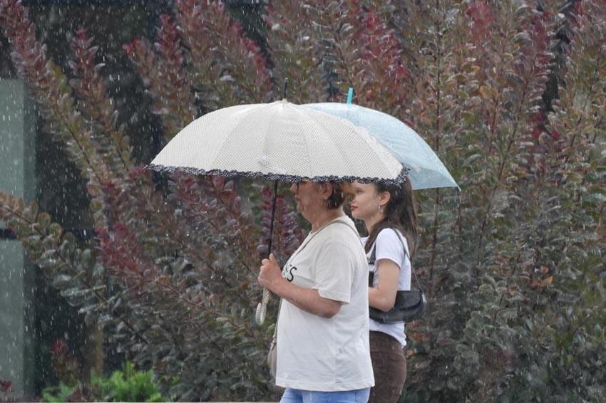 Meteoroloji'den birçok il için sağanak yağış uyarısı yapıldı! Uzman isim açıkladı: Afrika'dan eyyam-ı bahur sıcakları geliyor