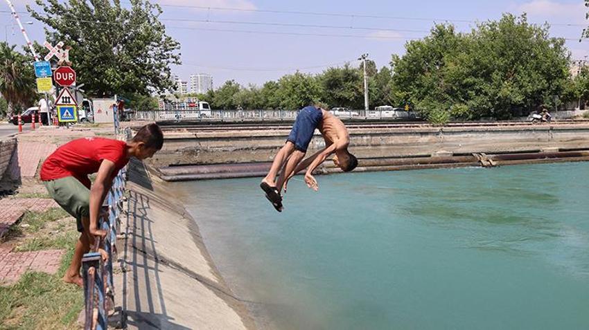 Adana polisi kanala giren çocuklara havuz sözü verdi