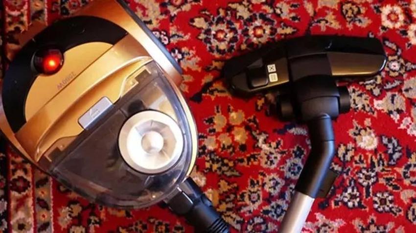 Çamaşır makinesinde kaydırmaz halı yıkamanın en pratik tüyosu; Formu bozmayan formül! Yıka yıka yıllarca kullan, yarım bardağı yeter!