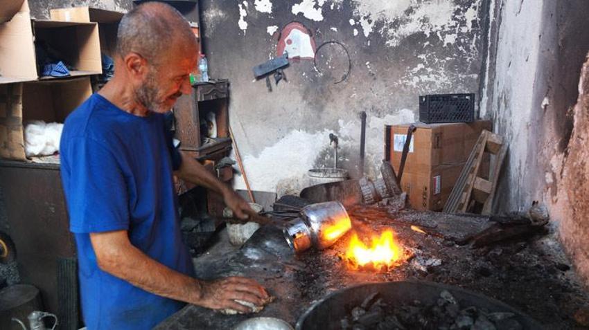  Adana'da 50 yıldır 4 kuşak aynı mesleği sürdürüyor! "Kaplara ver parayı, doktora verme" 