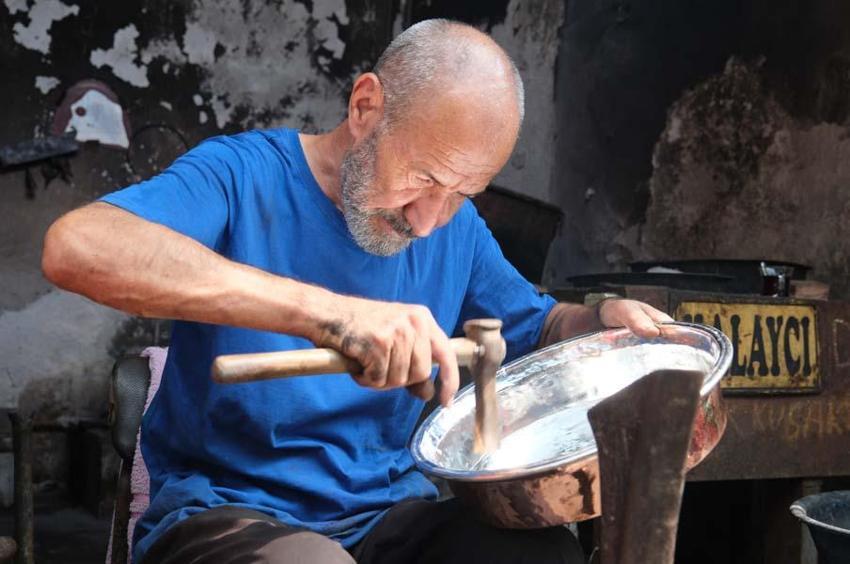  Adana'da 50 yıldır 4 kuşak aynı mesleği sürdürüyor! "Kaplara ver parayı, doktora verme" 