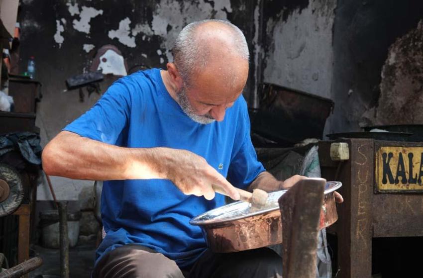  Adana'da 50 yıldır 4 kuşak aynı mesleği sürdürüyor! "Kaplara ver parayı, doktora verme" 