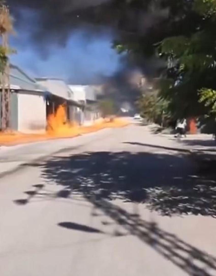 Gaziantep'te fabrikada yanan boya ve tinerler lav gibi sokağa yayıldı