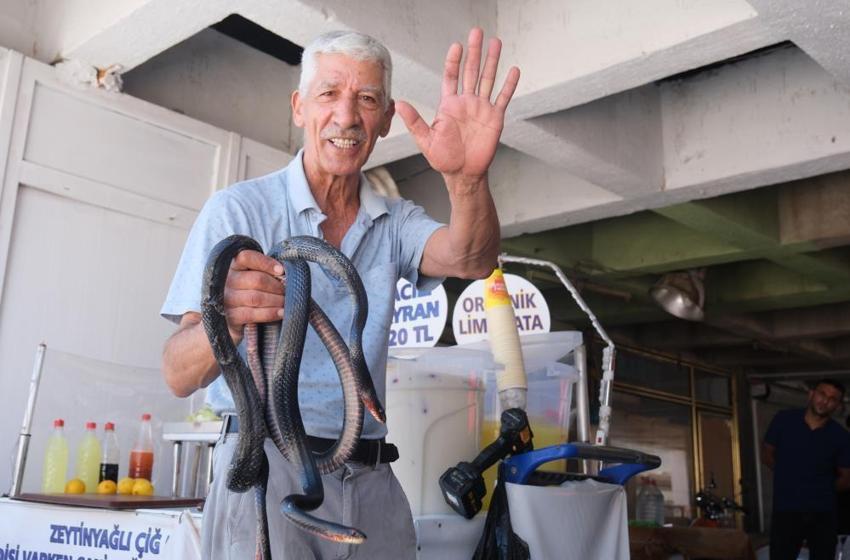 Adana Otogarı'nda yılanlarla şov yapan 'Yılancı Osman'ı beslediği yılan ısırdı