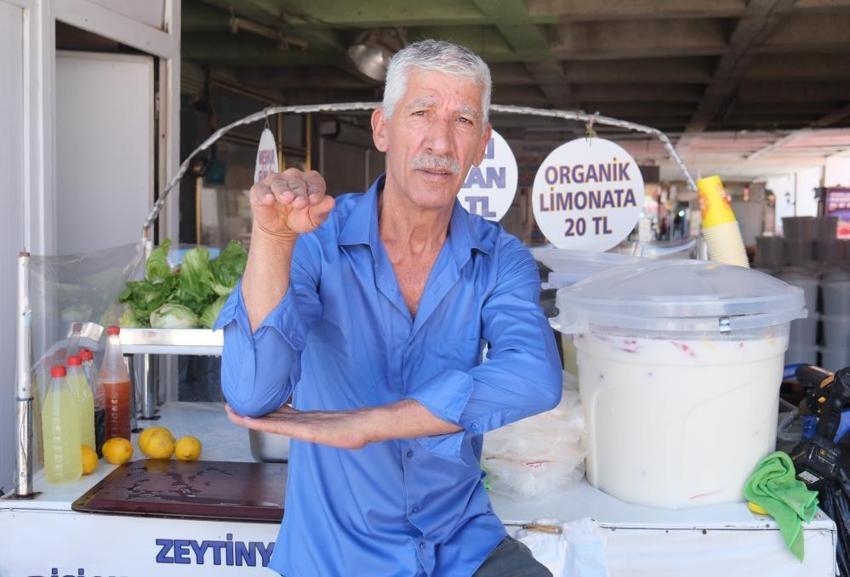 Adana Otogarı'nda yılanlarla şov yapan 'Yılancı Osman'ı beslediği yılan ısırdı