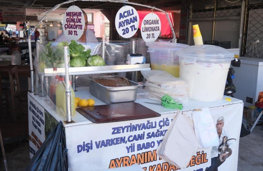 Adana Otogarı'nda yılanlarla şov yapan 'Yılancı Osman'ı beslediği yılan ısırdı