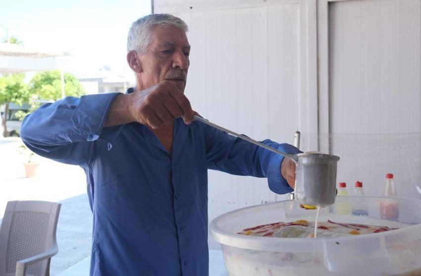 Adana Otogarı'nda yılanlarla şov yapan 'Yılancı Osman'ı beslediği yılan ısırdı