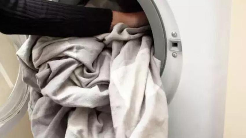 Makinenin ömründen 5 yıl yiyen hata; Birlikte yıkandıklarında kirleri arınmıyor