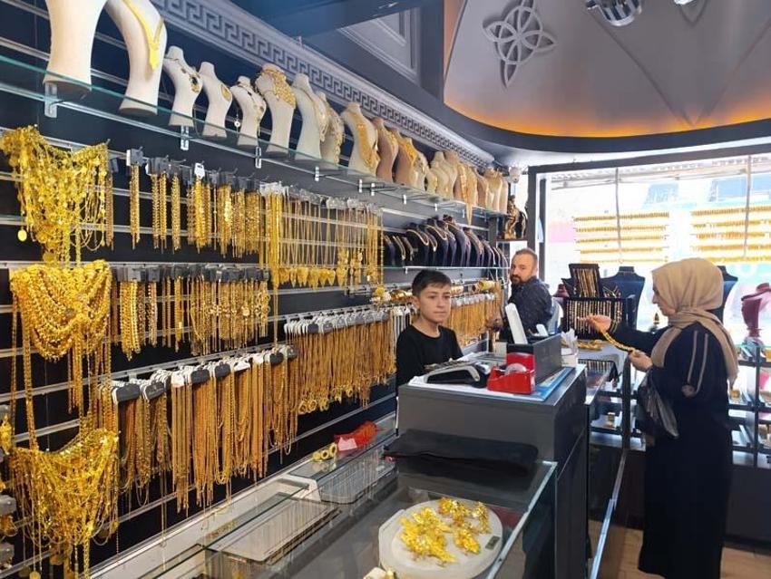 Düğün sahiplerini kara kara düşündürüyor! Vanlı esnaf üretti vatandaşlar akın ediyor